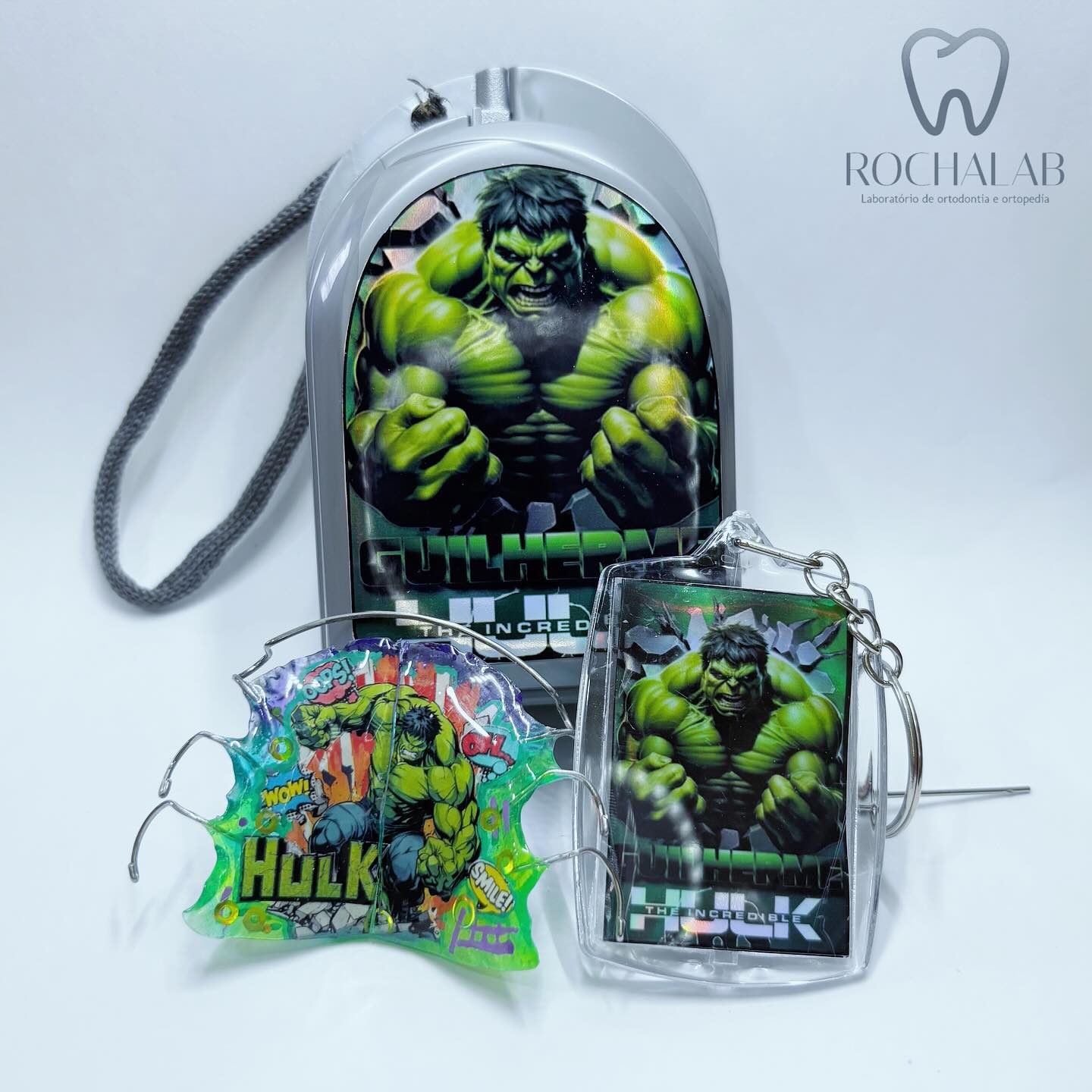Aparelho ortodôntico infantil personalizado com tema Hulk super-herói - Dra. Daniele Tavares Odontopediatra Tijuca